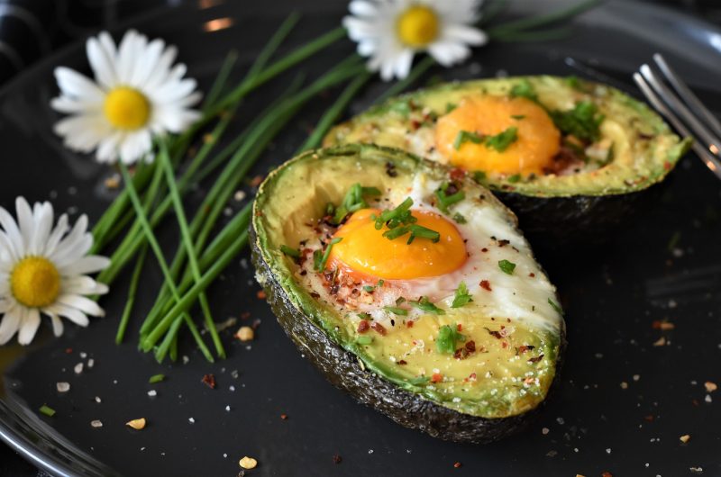 Avocats farcis au saumon et pesto