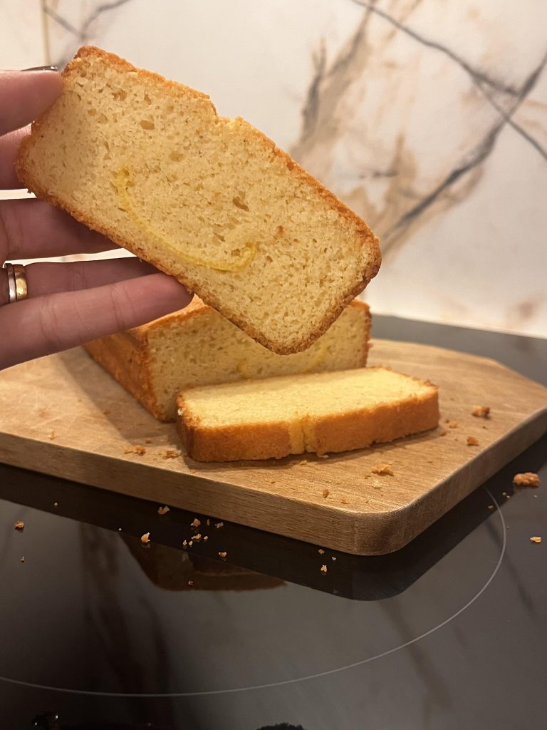 Tranche de gateau moelleux citron amande